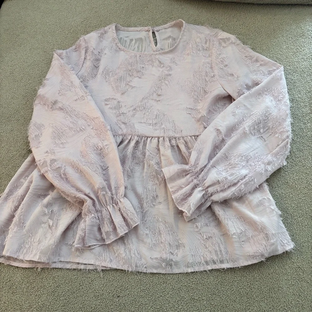 Chic Textured Blouse with Flared Sleeves a Feathery Baby Doll Pastel Lilac Top - Picture 3 of 5